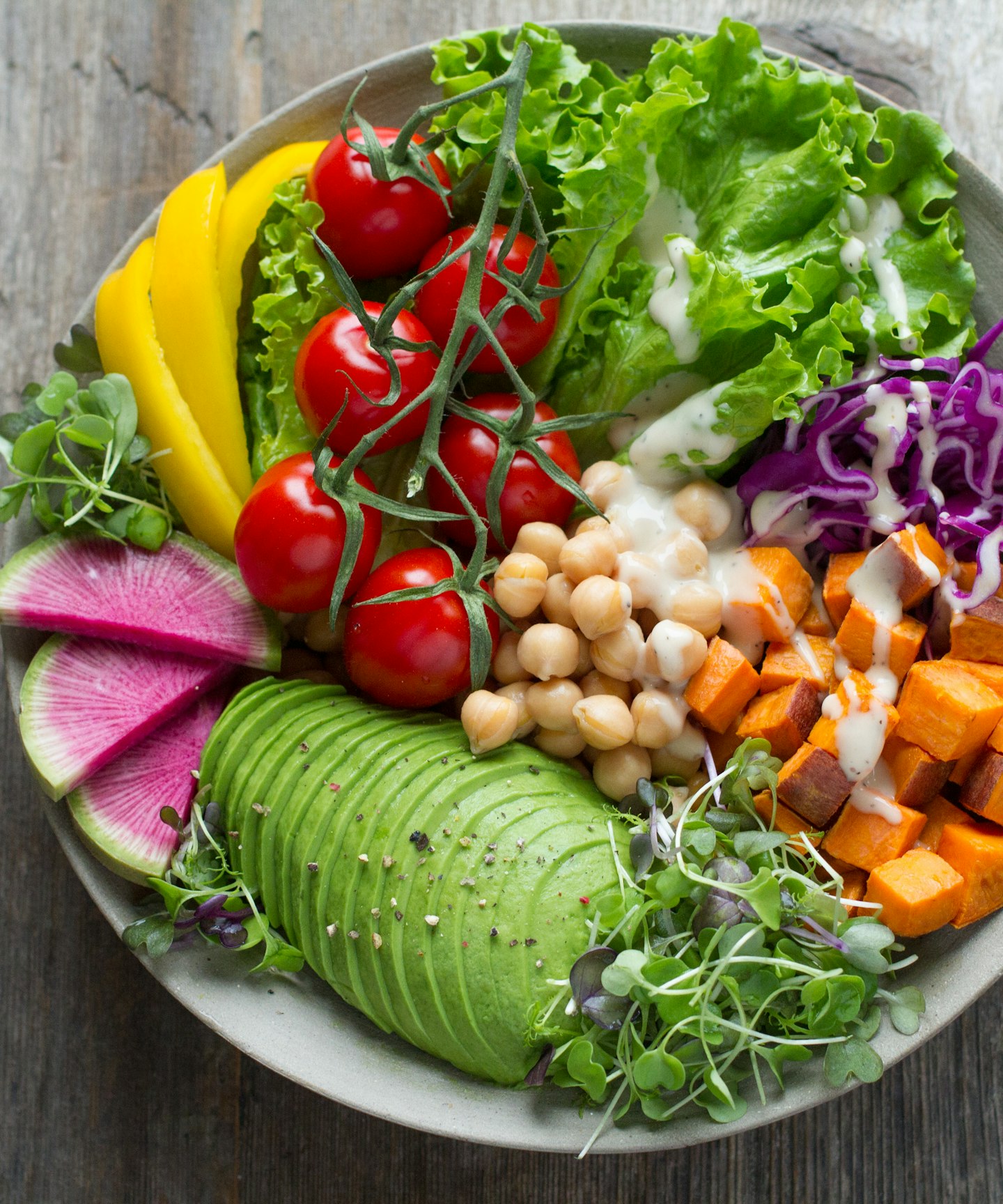 Frische Bowl mit Gemüse und Kräutern